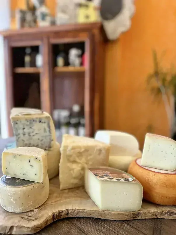 Toskánsky syr I’Grezzo, pecorino semi-stagionato s olivovým olejom, cca 200g