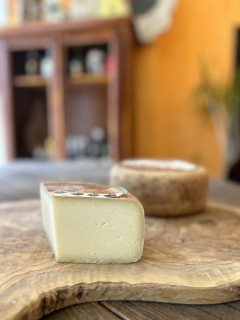 Toskánsky syr I’Grezzo, pecorino semi-stagionato s olivovým olejom, cca 200g
