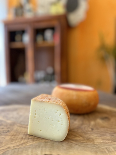 Toskánsky syr Cinabrese, pecorino semi-stagionato s krustou zo sušených rajčín, 200-250g